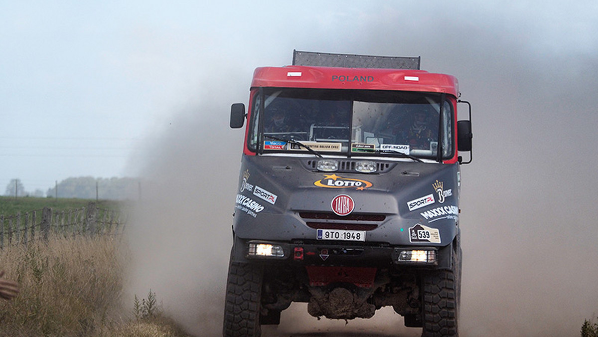 Robin Szustkowski, Jarek Kazberuk oraz ich mechanik pokładowy Filip Skrobanek mają za sobą kolejny udany etap Rajdu Dakar. Ciężarówka LOTTO Team mocnym tempem pokonała w środę 371 km odcinka specjalnego, dzięki czemu utrzymała doskonałą, 18. pozycję w klasyfikacji zmagań.