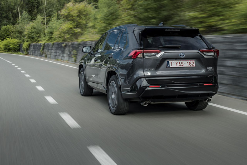 Toyota RAV4 plugin już w Polsce. Cena zaskakuje. Diesla