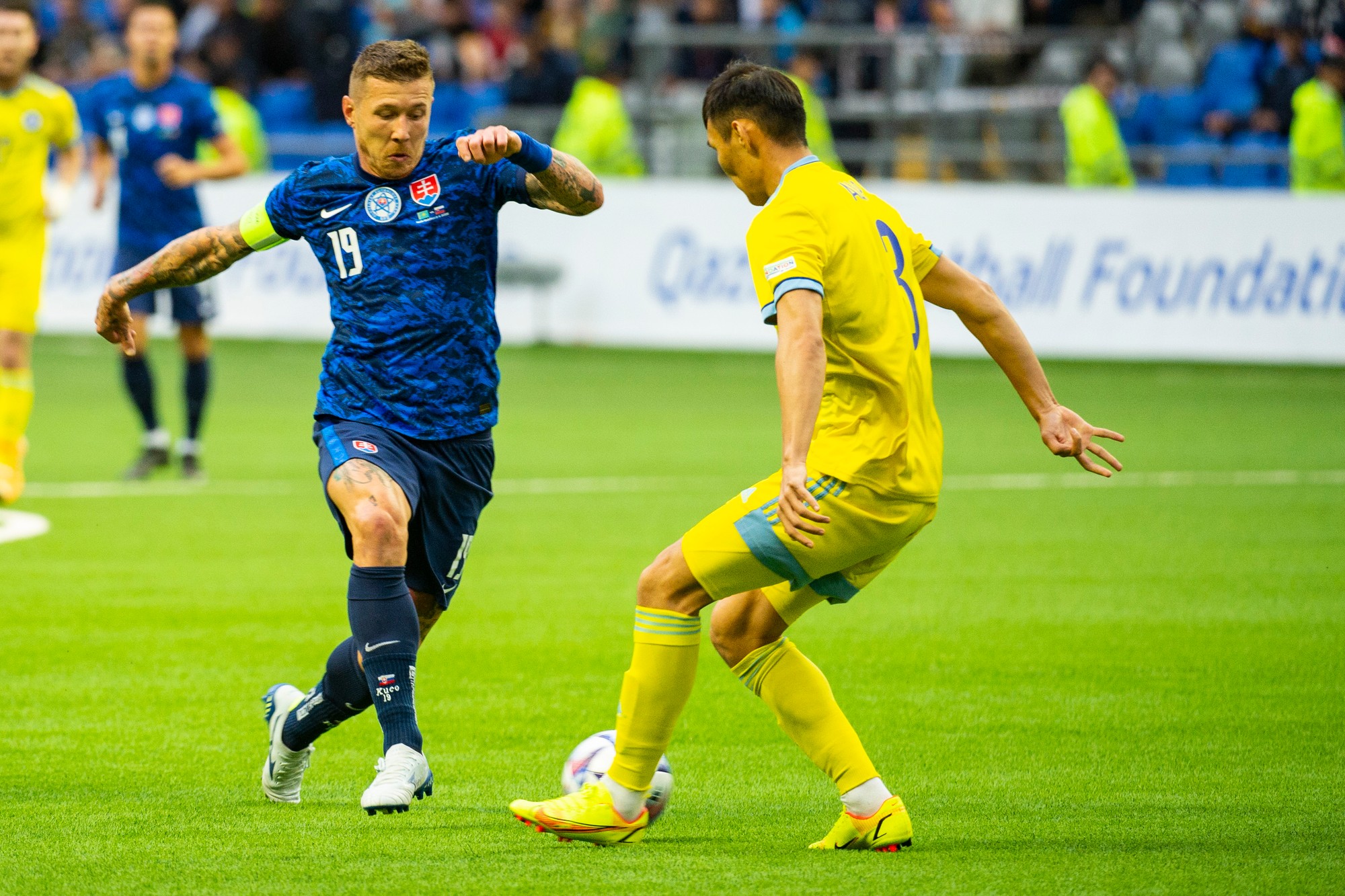 Zľava stredopoliar Juraj Kucka (Slovensko) a stredopoliar Aschat Tagybergen (Kazachstan).