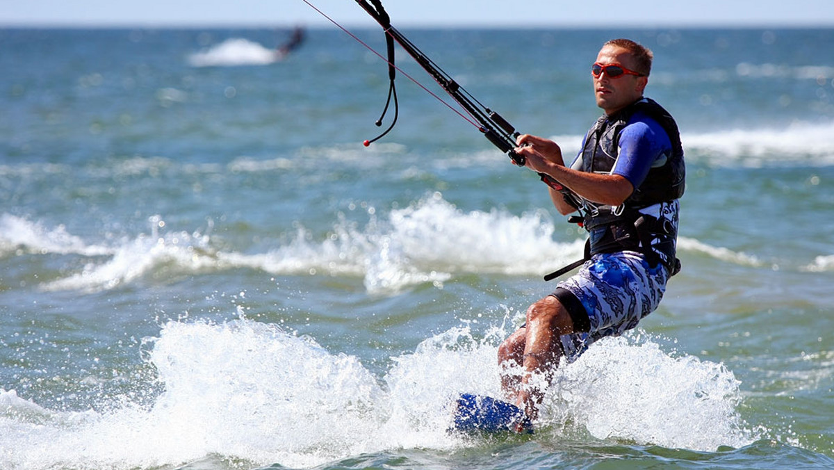 Kitesurfing jest stosunkowo młodą dyscypliną sportu, do której uprawiania wystarczy: deska, latawiec + pokrowiec, drążek sterowniczy, trapez, pompka oraz… dobry instruktor. Dlaczego jednak warto zainteresować się akurat tym sportem? Jak się go nauczyć i kto może się podjąć tego wyzwania?