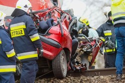 Tragiczny wypadek na przejeździe kolejowym. Nie żyje 25-latek