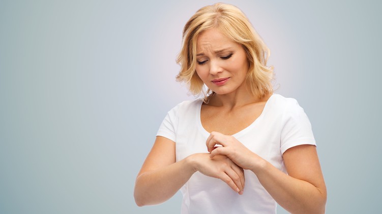 rühesség, tünetei, kezelése, rüh, scabies, rühatka, atkafertőzés, kiütés,  viszketés