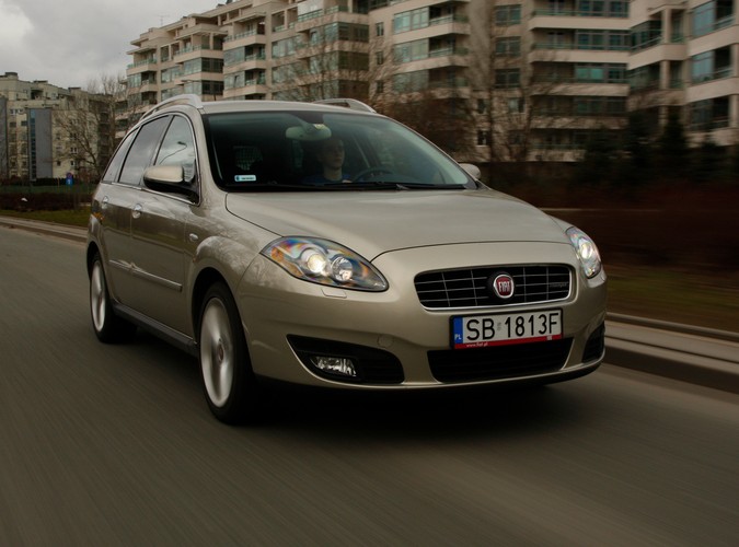 Croma to powrót Fiata do ligi passata i mondeo, w której notabene nigdy nie udało się zabłysnąć producentowi znanemu z fenomenalnych aut miejskich. Niestety i w tym przypadku włoska koncepcja limuzyny nie przypadła do gustu klientom. Sprawdzamy, w czym tkwi problem...