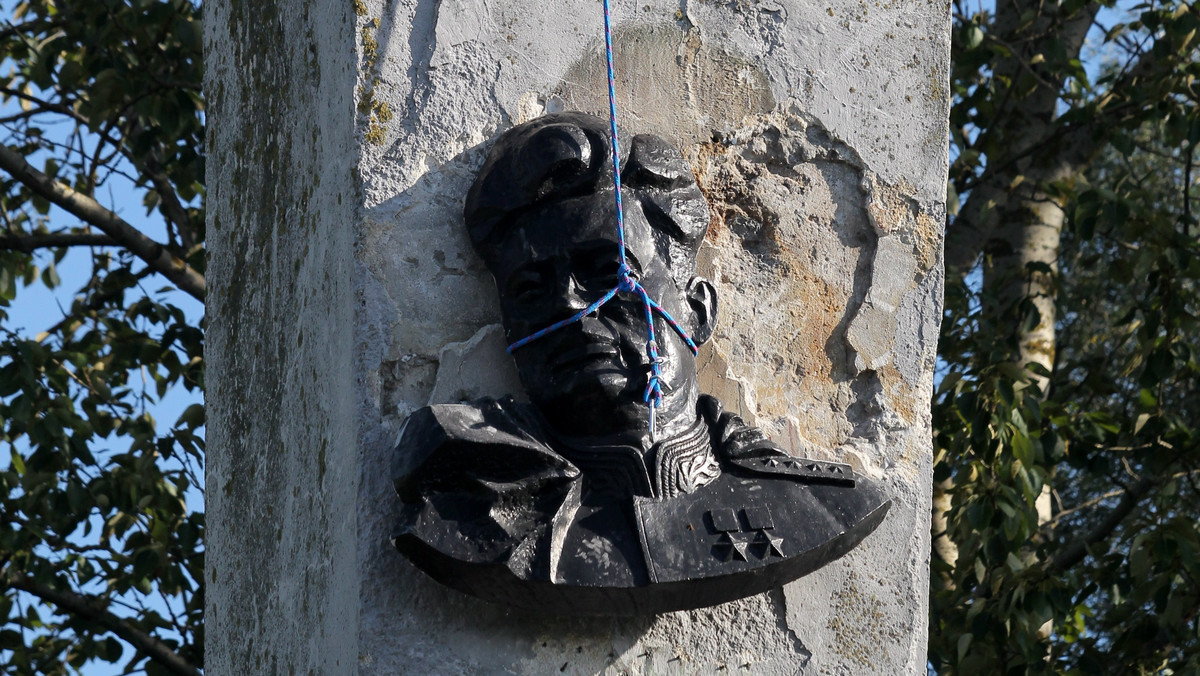 W dniu dzisiejszym z pomnika w Pieniężnie usunięto metalowe popiersie generała Armii Czerwonej Iwana Czerniachowskiego. Władze miasta wybrały taki termin demontażu, aby w symboliczny sposób uczcić ofiary 76. rocznicy sowieckiej napaści na Polskę. Zaprotestował ambasador Rosji w Polsce.