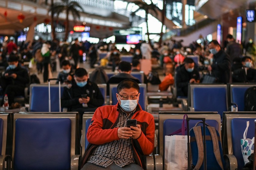 Ljudi čekaju voz na železničkoj stanici u Vuhanu u novembru