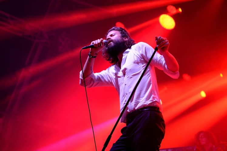 Father John Misty. Alternatywna legenda – to nie oksymoron. Artysta, który zachwyca ekspresją, poetyckimi tekstami i niezwykłymi kompozycjami pojawi się w warszawskim klubie Progresja 5 czerwca. Bilety – jeszcze są – kosztują tylko 105 złotych. Usłyszeć na żywo „I Love You, Honeybear” – bezcenne.