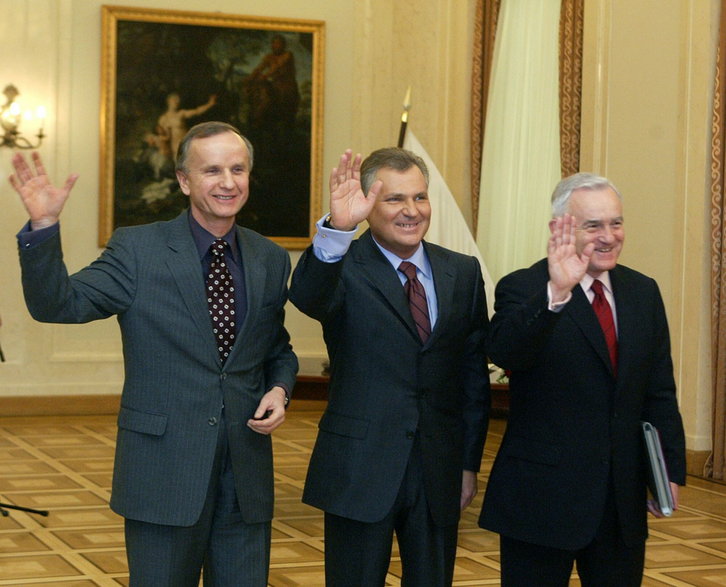 Grzegorz Kołodko, Aleksander Kwaśniewski i Leszek Miller. Podpisanie ustawy budżetowej 2003.