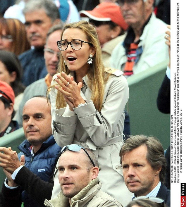 Jelena navija za Novaka 2012. na Rolan Garosu
