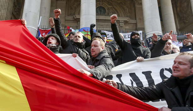 Nacjonaliści wtargnęli na plac w Brukseli, gdzie tłumy oddawały hołd ofiarom wtorkowych ataków.
