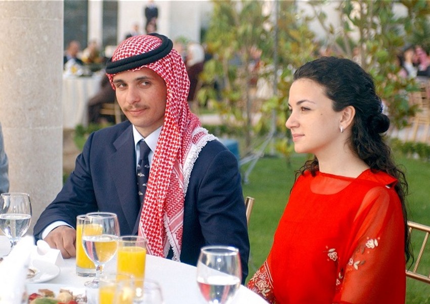 Princ Hamza je trenutno u kućnom pritvoru (foto: sa suprugom Nur 2004. u Amanu)