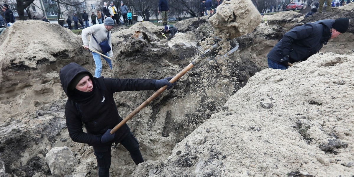 Mieszkańcy Kijowa próbują własnymi rękami uczynić ze stolicy fortecę. 