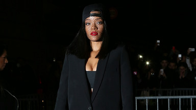 Która gwiazda ubrała się tak samo jak Rihanna na pokazie Givenchy?