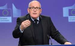 Oferta dialogu aktualna? Komisja Europejska: Timmermans może pojechać "na pewnym etapie" do Polski