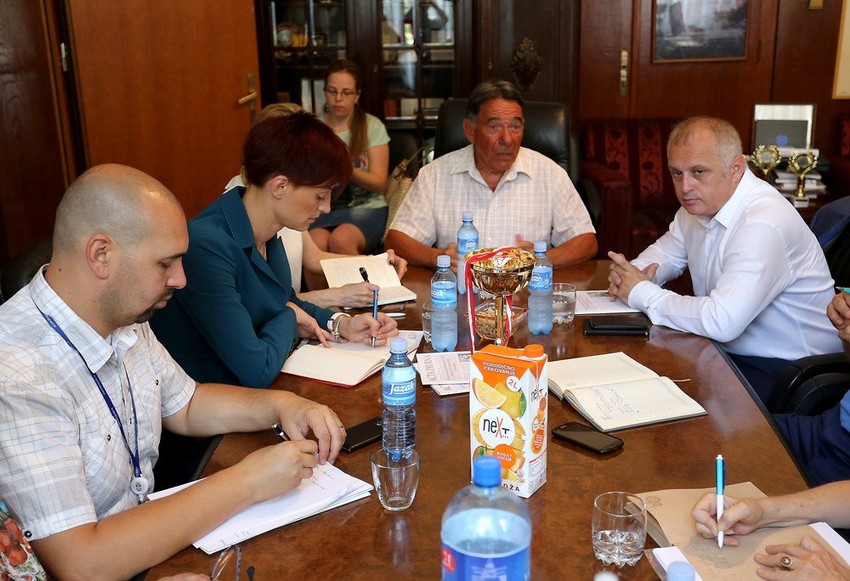 Fotografija sa sastanka Gorana Vesića i predsatvnika Pravnog fakulteta