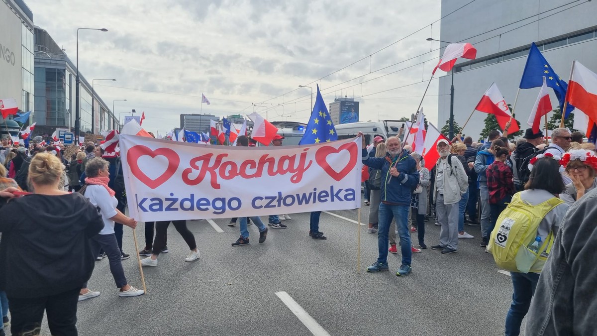 Chcę, by PiS przestał skłócać Polaków, bo to do niczego Polski nie doprowadzi. Polska musi być jedna, uśmiechnięta, tolerancyjna, wielka bo na to zasługujemy. Zwyciężymy - mówił w niedzielę polityk Lewicy Włodzimierz Czarzasty.