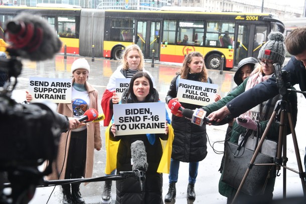 Warszawa, 20.02.2023. Aktywistki Euromaidan Warszawa i Fridays For Future podczas organizowanej przez Euromaidan Warszawa konferencji prasowej połączonej z akcją wizualną z okazji rozpoczynającej się wizyty prezydenta Joe Bidena w Polsce