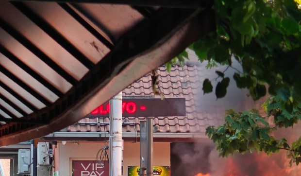 Zapaljen auto, Ugrinovačka ulica Zemun