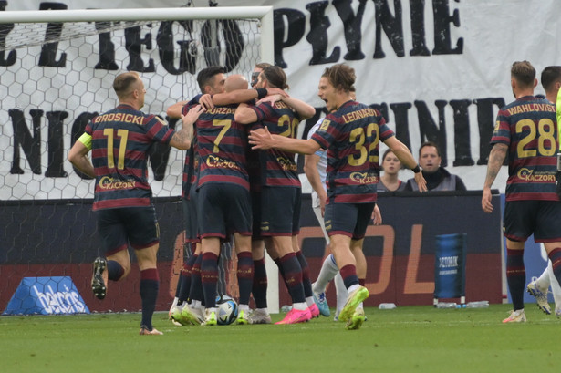Zawodnicy Pogoni Szczecin cieszą się z gola podczas meczu 10. kolejki piłkarskiej Ekstraklasy z Lechem Poznań