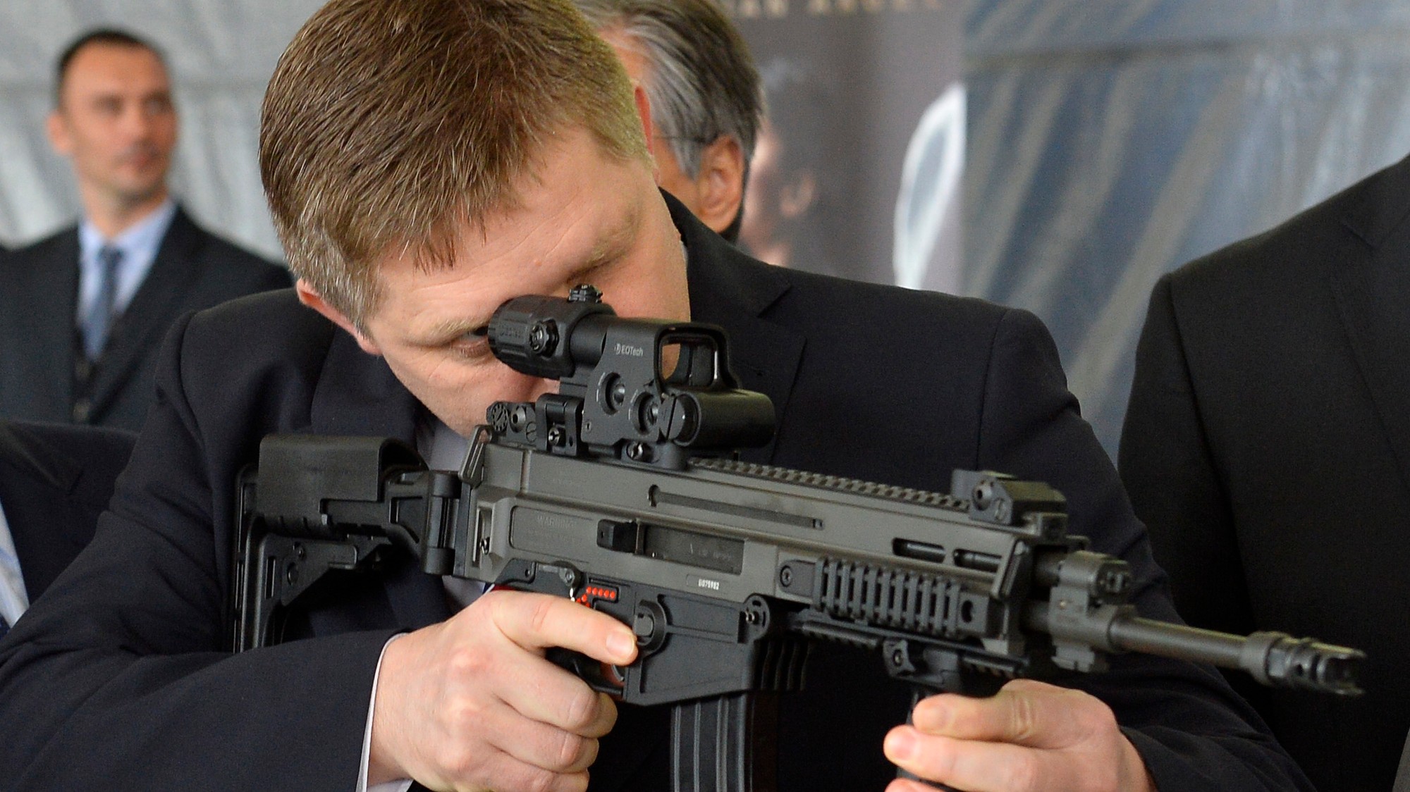 Robert Fico so zbraňou vo Vojenskom opravárenskom podniku v  Novákoch – ilustračné foto