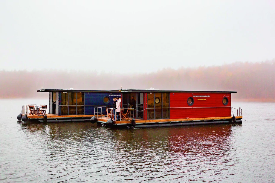 Trendy sprzyjają houseboatom. Osoby wypożyczające łódki coraz więcej czasu spędzają w marinie, a coraz mniej żeglują.