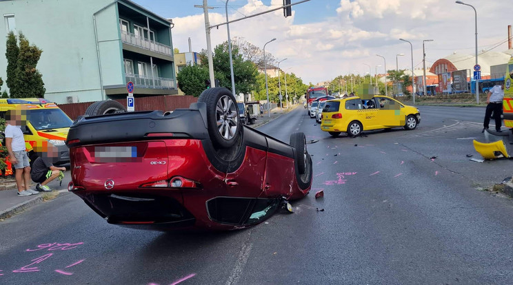 A Toyota felborult, mikor összeütközött a taxival / Fotó: Baleset-info.hu