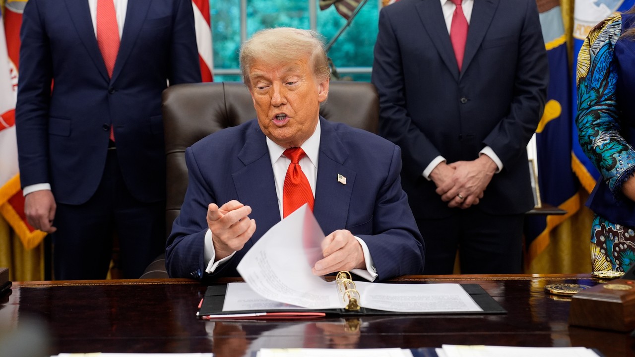 Donald Trump zrywa negocjacje i prowokuje Kanadę. 