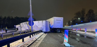 Wypadek w Katowicach. Dwa TIR-y zablokowały całkowicie drogę