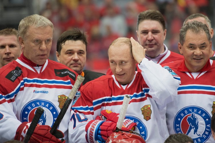 Władimir Putin strzelił 8 goli w meczu z byłymi gwiazdami NHL