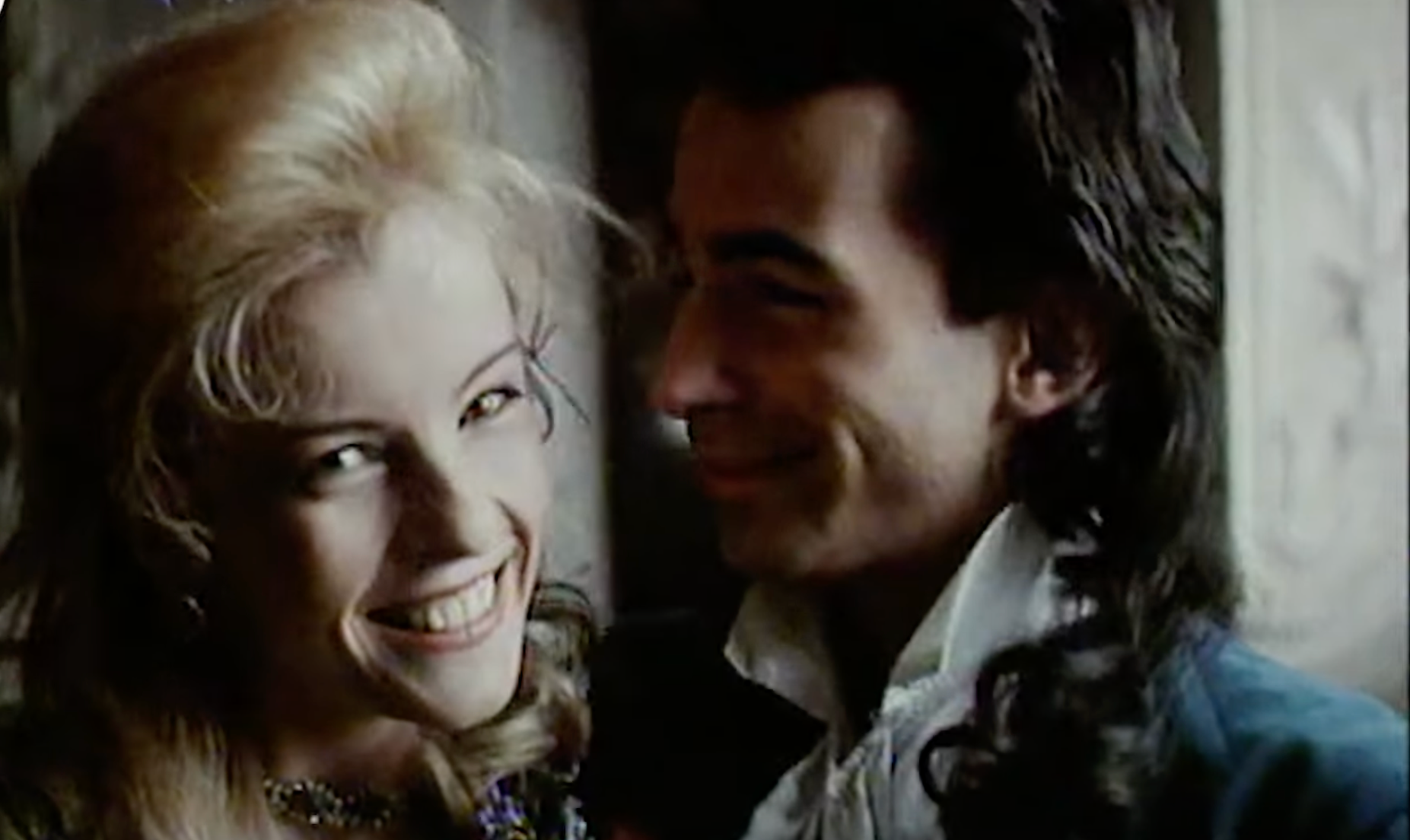 Rudolf Hrušínský najmladší a Iveta Bartošová vo filme Svadba upírov.