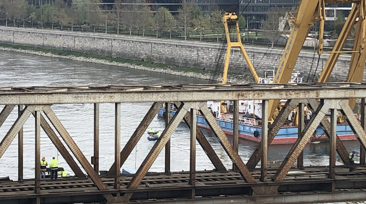 Elvitték a régi déli összekötő vasúti hidat - az új vasúti híd április 26-i átadása után már nincs szükség Budapest eme régi építményére / Fotó: Blikk