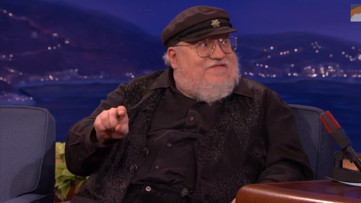 Podczas wizyty w talk-show Conana O’Briena George R. R. Martin zdradził kilka tajemnic na temat swego warsztatu pisarskiego. Okazuje się, że autor najmodniejszej w ostatnim czasie sagi fantasy pisze swoje książki w przestarzałym edytorze tekstowym, pamiętającym czasy, kiedy wielu czytelników "Pieśni Lodu i Ognia" nie było jeszcze na świecie.