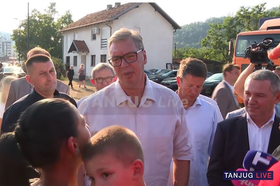 VUČIĆ U MEDVEĐI Predsednik Srbije obilazi sedam socijalno ugroženih porodica (FOTO, VIDEO)
