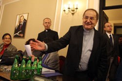 Gazeta związana z ojcem Rydzykiem stawia zarzuty KRRiT