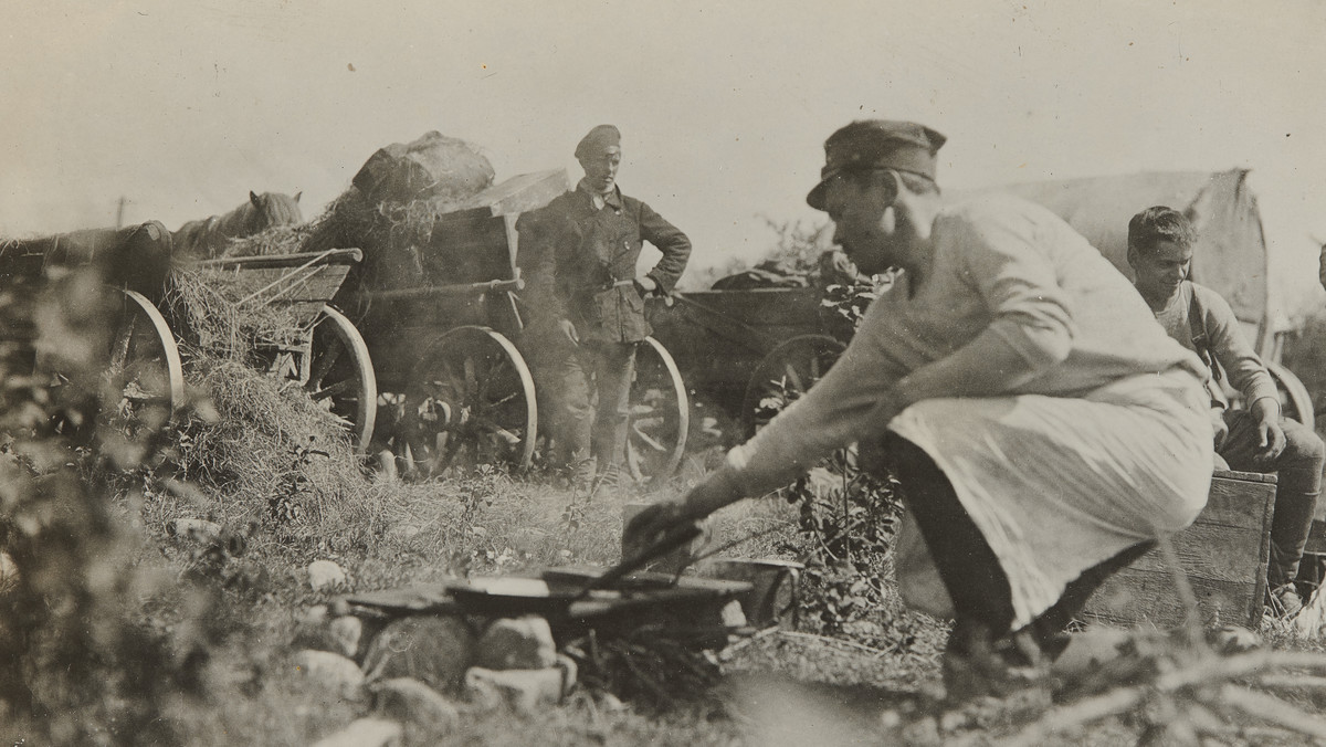 Przygotowanie posiłku w jednej z kolumn taborowych 1. Dywizji Piechoty Legionów. Wiosna–lato 1920