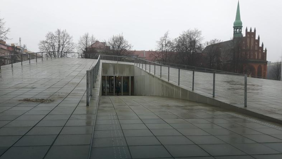 Od dziś do niedzieli szczecinianie mogą korzystać z szeregu atrakcji związanych z pierwszymi urodzinami Centrum Dialogu Przełomy. A jest co świętować. W ciągu zaledwie roku CDP stało się najlepszą przestrzenią publiczną w Europie, najlepszym budynkiem na świecie w 2016 roku oraz zwyciężył w kategorii "Kultura" na Światowym Festiwalu Architektury w Berlinie.