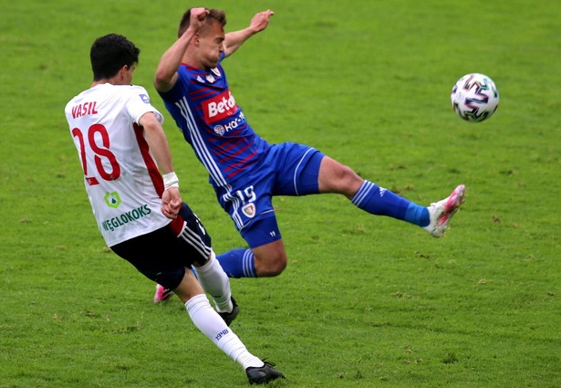 Piłkarz Piasta Gliwice Sebastian Milewski (P) i Stavros Vasilantonpoulos (L) z Górnika Zabrze podczas meczu Ekstraklasy