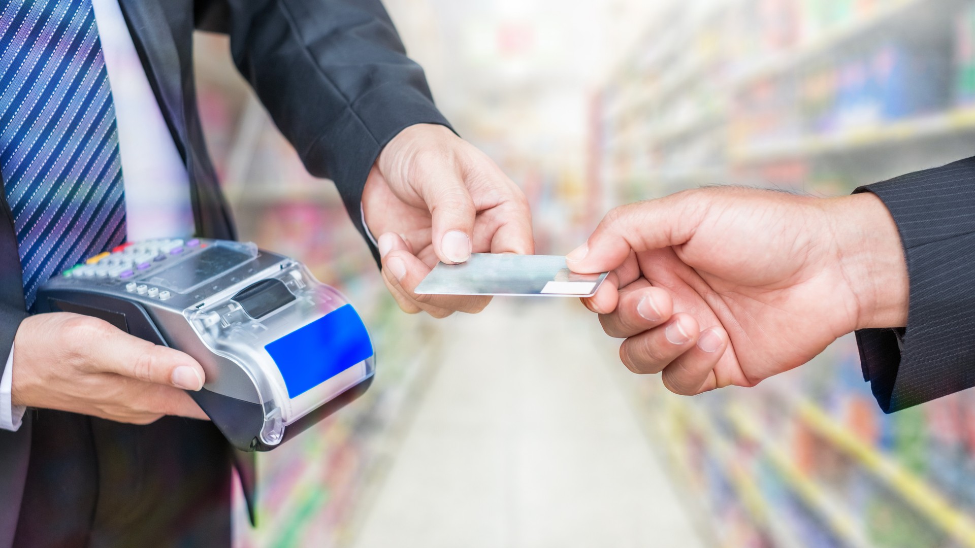 Кредитка в ноутбуке. Оплата в интернете. Платежи картинки. Оплата картой. Банковская карта компьютер.