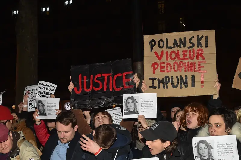 Demonstracja przeciwko Polańskiemu na 45 Cezarach w Paryżu / Stephane Cardinale - Corbis/ Getty Images