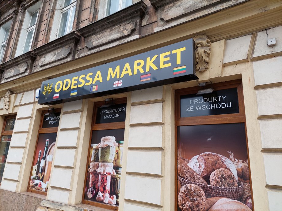 Odessa Market działa od trzech lat w centrum Wrocławia. Znajduje się w dzielnicy Ołbin, w której dominuje przedwojenna zabudowa. Na parterze jednej z takiej kamienic znajduje się sklep z artykułami wschodnimi.