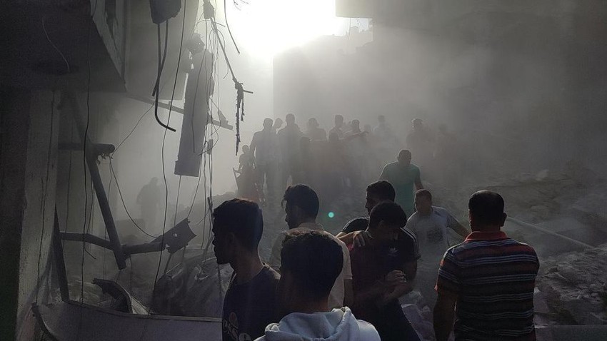 Palestinci u potrazi za žrtvama posle izraelskog napada na dvorište bolnice Kamal Advan 25. decembra | Foto: Getty Images