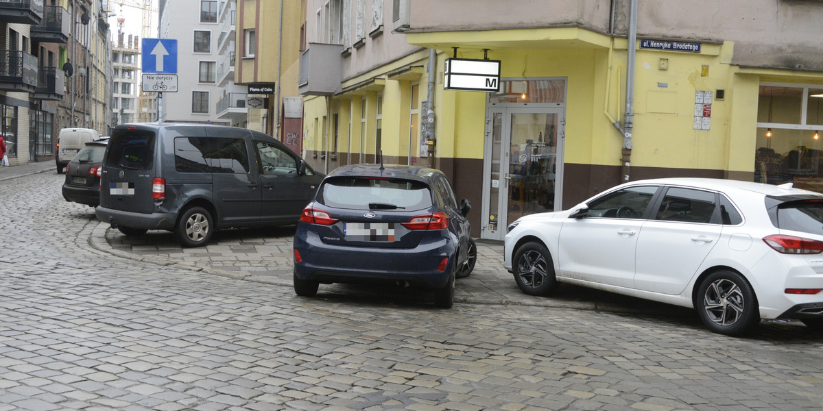 W centrum Wrocławia, na skrzyżowaniu ulic Rydygiera i Brodatego takie patologiczne parkowanie to niemal codzienność.