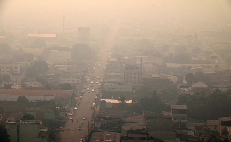Dym opanował niebo nad brazylijskimi miastami