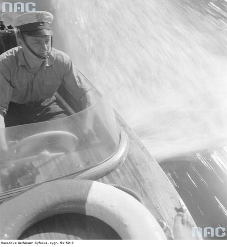 Wodny patrol Milicji Obywatelskiej