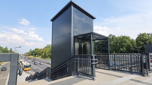 Jedną z największych zmian Na Rozdrożu są windy prowadzące na przystanki autobusowe w ciągu Trasy Łazienkowskiej.