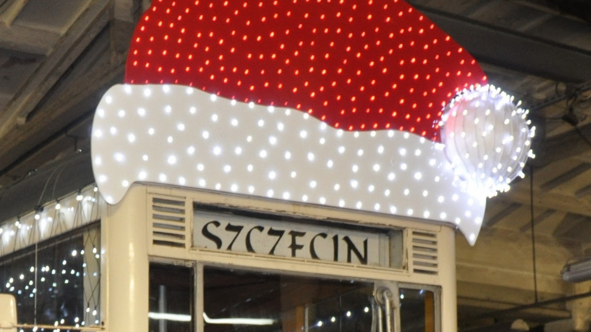 W czapce Świętego Mikołaja i ozdobiony światełkami tramwaj będzie jeździł po Szczecinie. 50-letni zabytkowy tramwaj pojawi się 6 grudnia, a przejazd nim będzie darmowy.