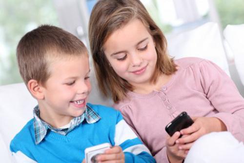 Dzieci zaczynają swoją przygodę z telefonami komórkowymi w coraz młodszym wieku. Słusznie?. fot.: goodluz|123rf.com.