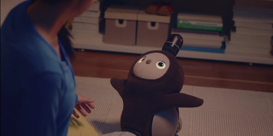 Japoński robot jest mistrzem w domaganiu się przytulania. A gdy ten cel osiągnie, mruży oczy z aprobatą, dając znać, że właśnie to jest dla niego całym celem egzystencji
