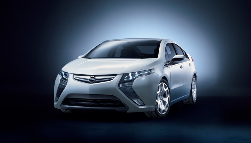 generator ze stałymi obrotami dostarczy prąd do elektrycznej jednostki napędowej i jednocześnie uzupełni baterie (motor nie przenosi żadnych sił napędowych na koła). Dzięki takiemu 'rozszerzeniu' ampera pokona ponad 500 km