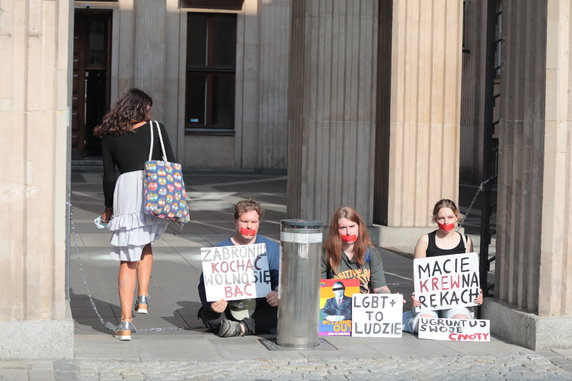 Ministerstwo Edukacji Narodowej. Aktywiści LGBT protestują przykuci do bramy