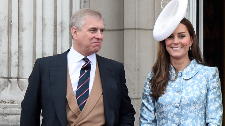 Andrew Mountbatten-Windsor na snímke s britskou princeznou Kate v roku 2015.